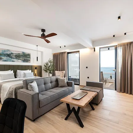 Soleluna 1-on The Beach-hot Tub-smart Apartament