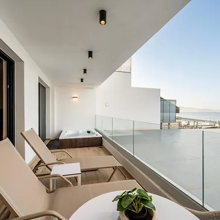 Soleluna 1-on The Beach-hot Tub-smart Apartament *