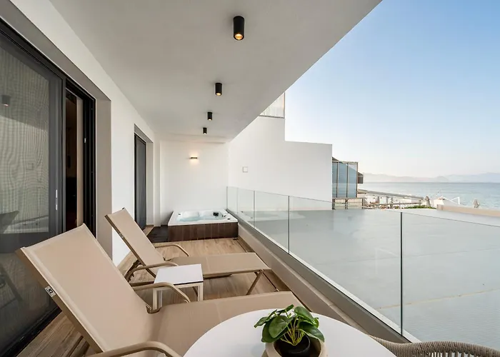 Soleluna 1-on The Beach-hot Tub-smart Appartement *